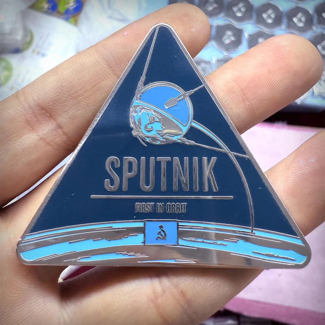 Sputnik-Emaille-Anstecknadel – Serie historischer Raumschiffe
