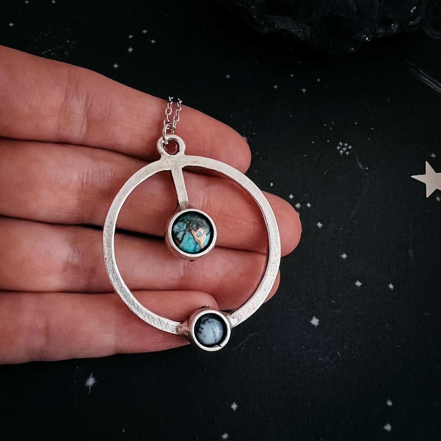 Collar Artemisa - Colgante Órbita Lunar con Piedras Naturales